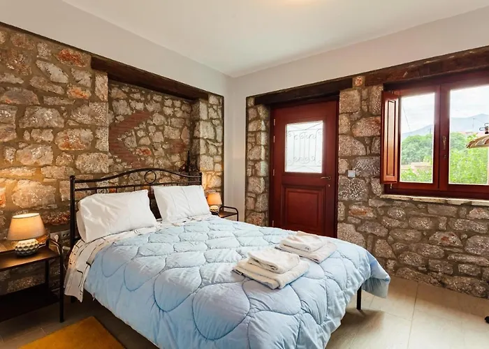 Stone Dukes Parálion Ástros